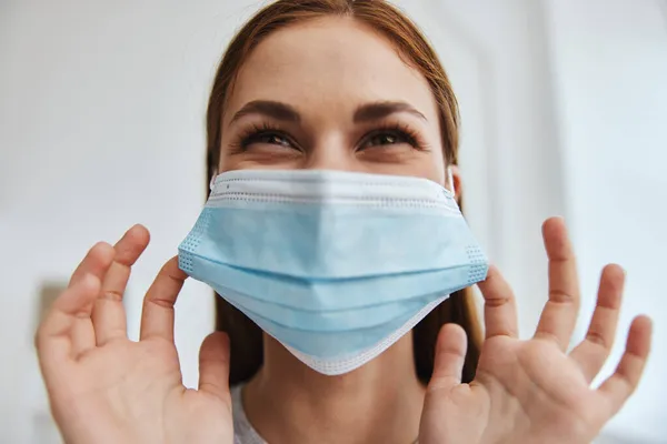 Mulher em máscara médica proteção contra pandemia de vírus — Fotografia de Stock