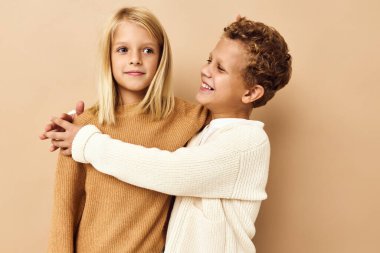 Açık kahverengi saçlı, zarif çocuklar, izole edilmiş arka plan.