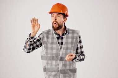 İşçi üniformalı işçi inşaat inşaat işçisi hafif bir geçmişi var.