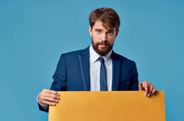 Бородатий чоловік жовтий рекламний щит копія простору синій фон — стокове фото