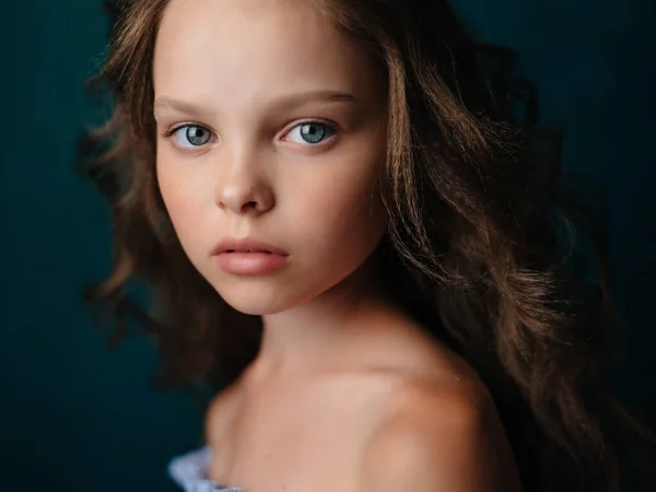 Menina rosto closeup maquiagem estúdio posando — Fotografia de Stock