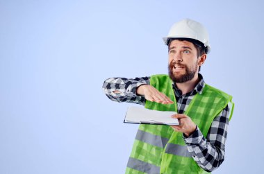 Beyaz kasklı bir projede mühendis. Profesyonel stüdyo endüstrisi.