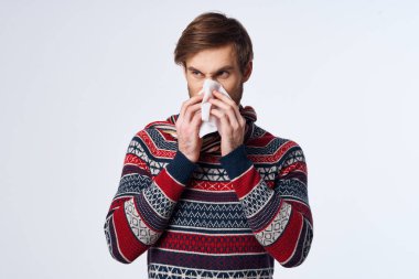 Mendil hastalığına yakalanmış soğuk bir adam. Grip belirtileri hafif.