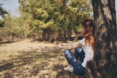 Kadın kırsal kesimde dinleniyor. Yaşam tarzı yaz.