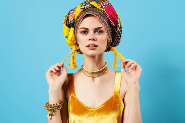 Bela mulher multicolorido xale etnia africano estilo decorações isolado fundo — Fotografia de Stock