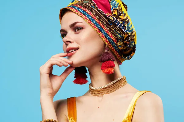 Glad kvinna etnicitet flerfärgad huvudduk makeup glamour blå bakgrund — Stockfoto