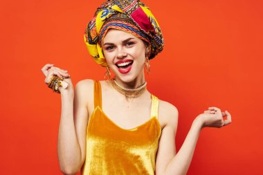 Neşeli kadın etnik köken çok renkli başörtüsü makyajı cazibe stüdyosu modeli