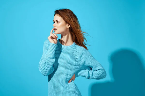 Bella donna moda posa blu sfondo stile di vita — Foto Stock
