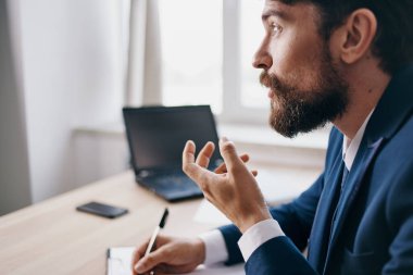 Ofis duygularında bir dizüstü bilgisayar için çalışan yönetici. İnternet yetkilisi.