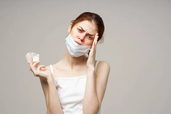 Masalah kesehatan infeksi flu wanita berambut merah latar belakang terisolasi — Stok Foto