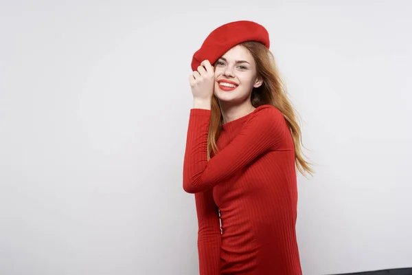 빨간 스웨터를 입고 있는 예쁜 여자 — 스톡 사진