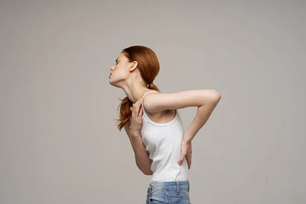 Mulher dor nas costas problemas de saúde osteoporose isolado fundo — Fotografia de Stock
