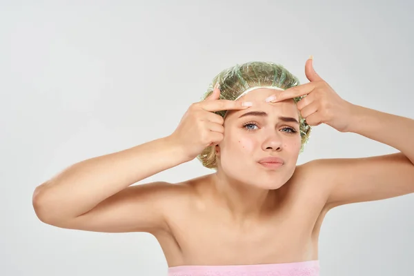 Красива жінка голі плечі лікування акне дерматологія — стокове фото