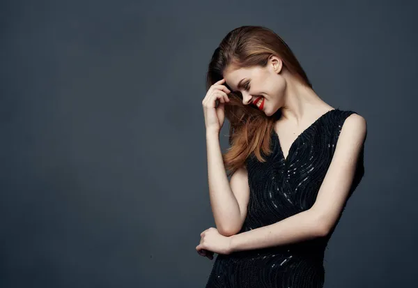 Hermosa mujer en un vestido negro moda estilo de vida aislado fondo — Foto de Stock