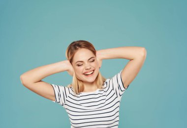 Güzel bir kadın moda gülüşü.