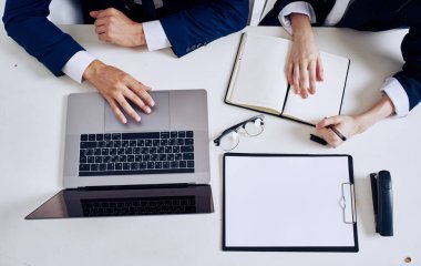 İş adamı ve kadın dizüstü bilgisayar ofis teknolojisi