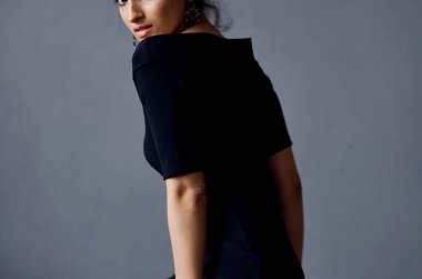 Karanlık arka planda poz veren güzel bir kadın. Yüksek kalite fotoğraf