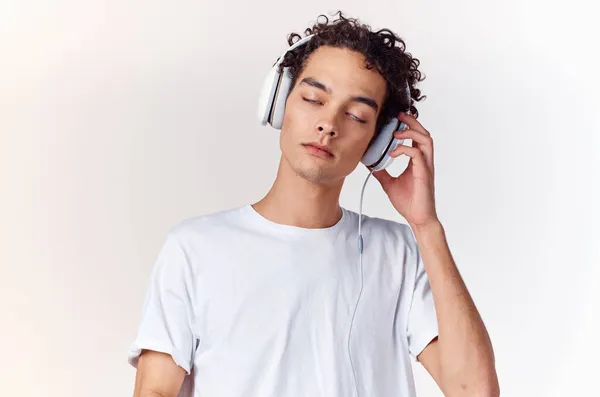 Tipo Pelo Rizado Camiseta Blanca Con Auriculares — Foto de Stock