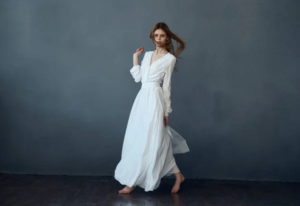 Γυναίκα Λευκό Φόρεμα Που Ποζάρει Απομονωμένο Φόντο Υψηλής Ποιότητας Φωτογραφία — Φωτογραφία Αρχείου