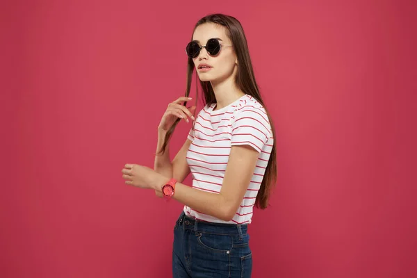 Jolie Femme Shirt Rayé Lunettes Soleil Sur Fond Rose — Photo