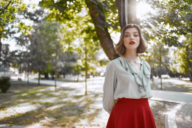 Kırmızı etekli güzel bir kadın. Eğlenceli bir yürüyüş. Temiz hava.