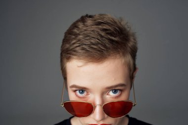 Siyah tişörtlü güzel kadın Yaşam Tarzı