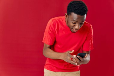 Elinde telefon olan duygusal bir adam memnuniyetsizlik iletişim teknolojisi