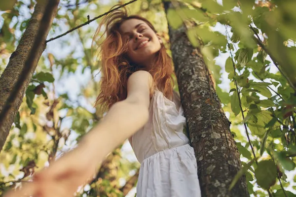 Glad Kvinna Vit Klänning Nära Träd Naturen — Stockfoto