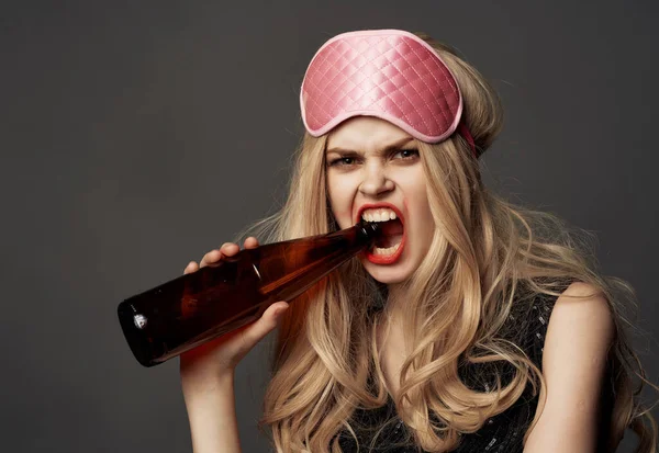 Mulher Com Garrafa Álcool Close Foto Alta Qualidade — Fotografia de Stock