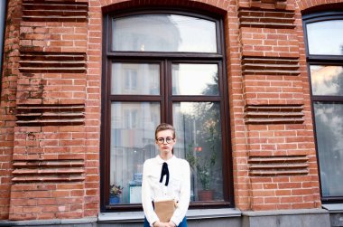 Binanın yakınındaki güzel kadın dinleniyor. Yaşam tarzı.