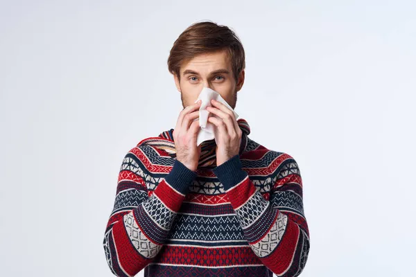 Хворий чоловік светр проблеми зі здоров'ям носовичок інфекції грипу світлий фон — стокове фото
