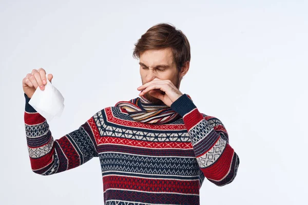 Холодний чоловік витирає ніс носовичковим вірусом легкого фону — стокове фото