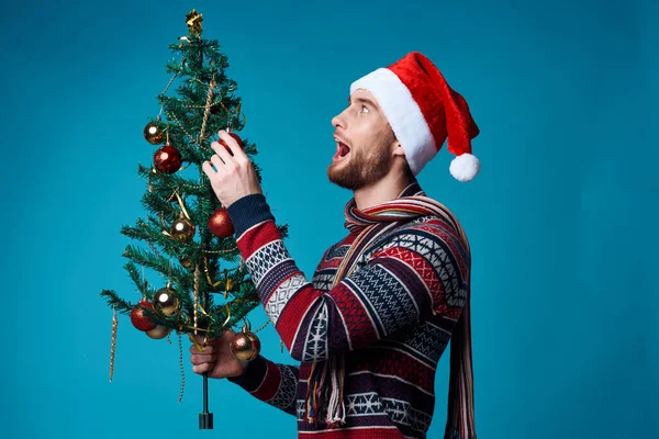 Emotionaler Mann mit Weihnachtsmütze und Banner — Stockfoto
