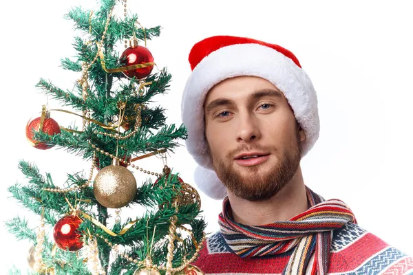 Emotionele man in Nieuwjaar kleding decoratie kerstmis studio poseren — Stockfoto