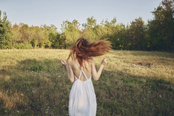 Mujer en vestido blanco Caminar en el campo naturaleza Estilo de vida — Foto de Stock