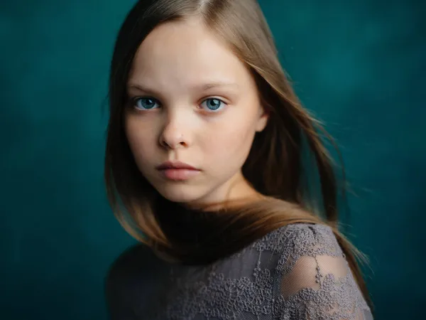 Bonito menina atraente olhar verde fundo estúdio — Fotografia de Stock