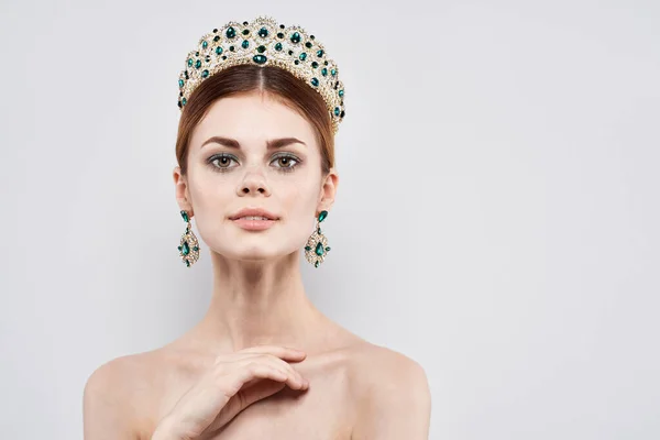 Principessa nudo spalle gioielli cosmetici attraente sguardo luce sfondo — Foto Stock
