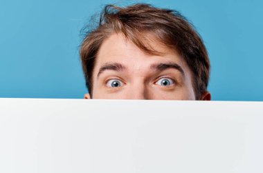 Beyaz maket posterli neşeli adam fotokopi-uzay yakın çekim işareti