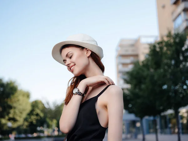 Attraente donna città passeggiata divertimento riposo stile di vita — Foto Stock