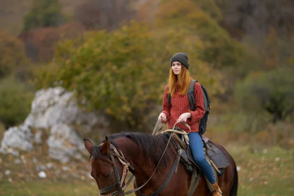 Mulher caminhante montando um cavalo na natureza viagem — Fotografia de Stock