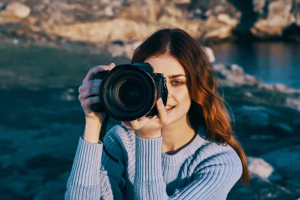 Červená-vlasy žena fotograf příroda skalnaté hory profesionální — Stock fotografie
