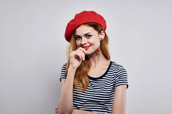 Mooie vrouw in een gestreept t-shirt rode lippen gebaar met zijn handen geïsoleerde achtergrond — Stockfoto