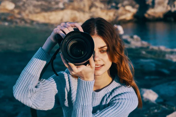 Kızıl Saçlı Kadın Fotoğrafçı Yüksek Kalite Fotoğraf — Stok fotoğraf