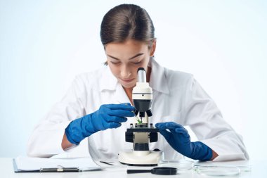 Laboratuvar asistanı arka planda araştırma yapıyor. Yüksek kalite fotoğraf