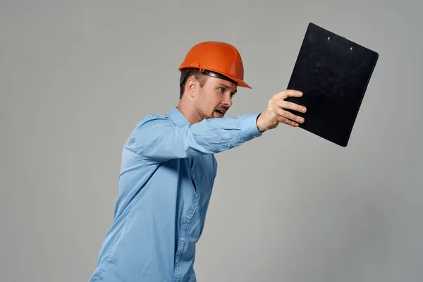 Construtor masculino em forma de trabalho de construção de fundo isolado — Fotografia de Stock