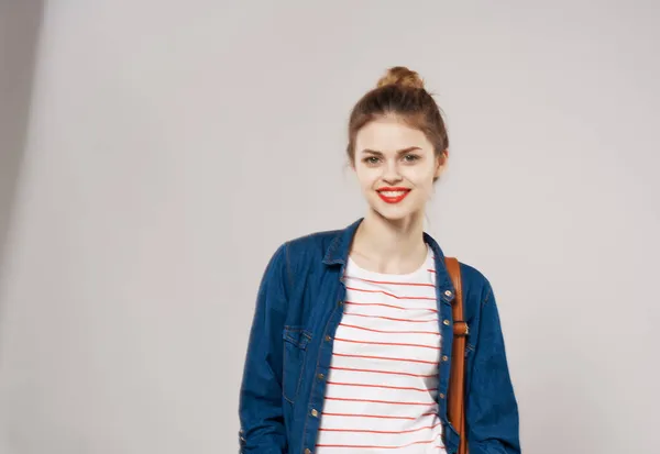 Glada Kvinnliga Student Poserar Högkvalitativt Foto — Stockfoto