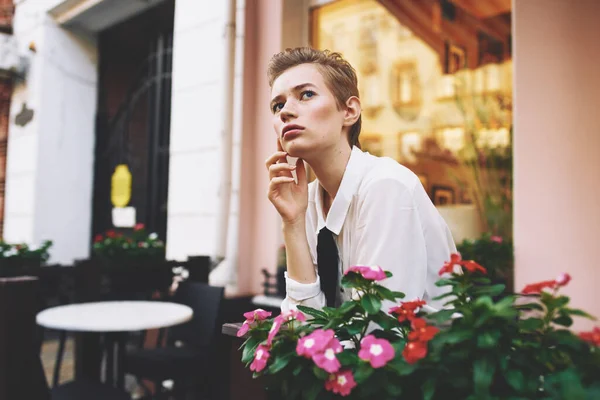 Short haired woman reading walk in the fresh air education — Stock Photo, Image