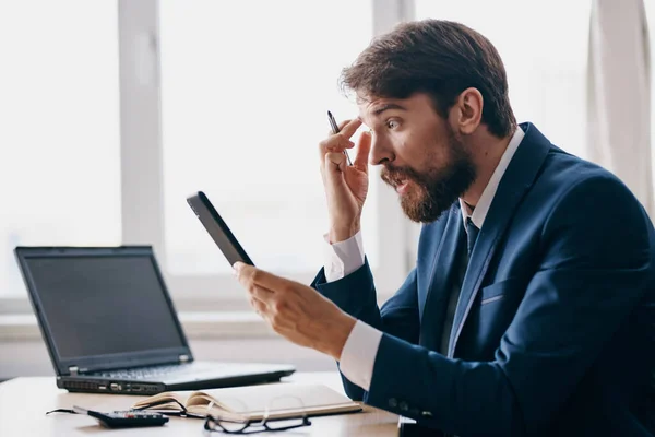 Hombre Barbudo Sentado Escritorio Frente Ordenador Portátil Estrés Ira Foto — Foto de Stock