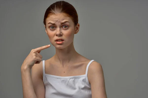 Vrouw Wit Shirt Met Kiespijn Gezondheidsproblemen — Stockfoto