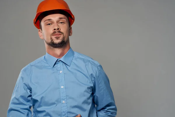 Man in de bouw uniform blauwdrukken bouwer licht achtergrond — Stockfoto